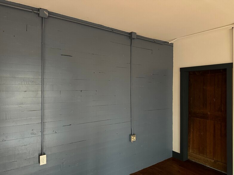 More Photos Of 55 N Cedar St, Lititz Showroom For Lease