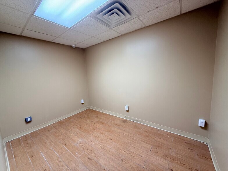 More Photos Of 30 Main St, Port Washington Storefront For Lease