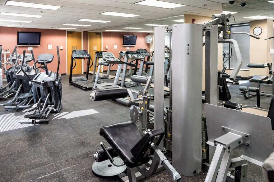 More Photos Of 2650 Thousand Oaks Blvd, Memphis Office For Lease