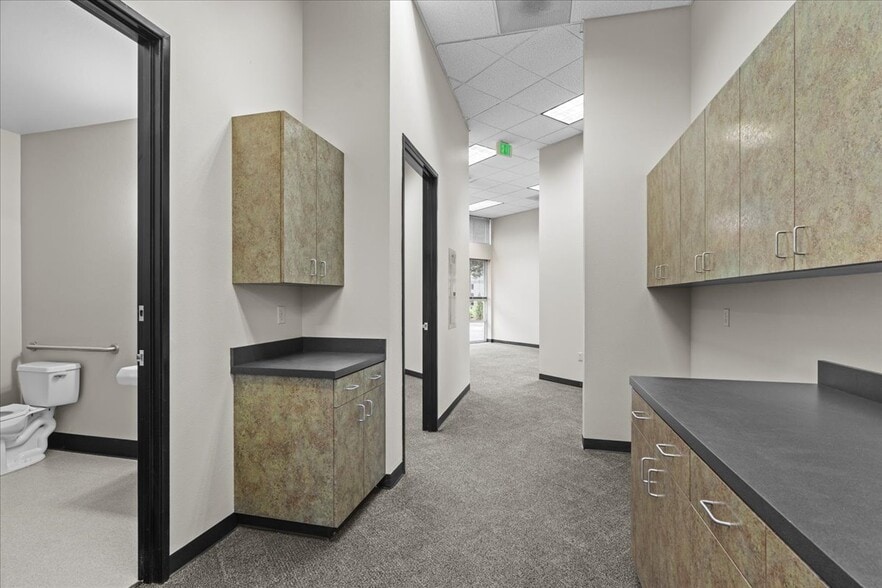 More Photos Of 6455 Lakeview Blvd, Lake Oswego Flex For Lease