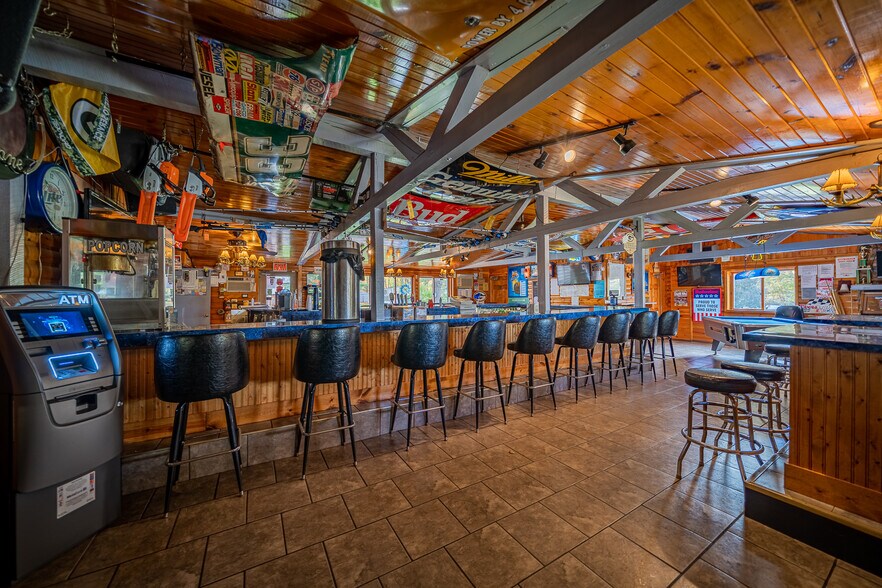 Primary Photo Of N10120 Parkway Rd, Crivitz Hotel For Sale