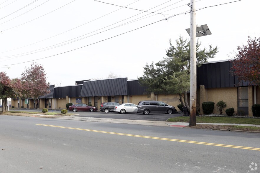 More Photos Of 420-532 Lincoln Blvd, Middlesex Light Manufacturing For Lease