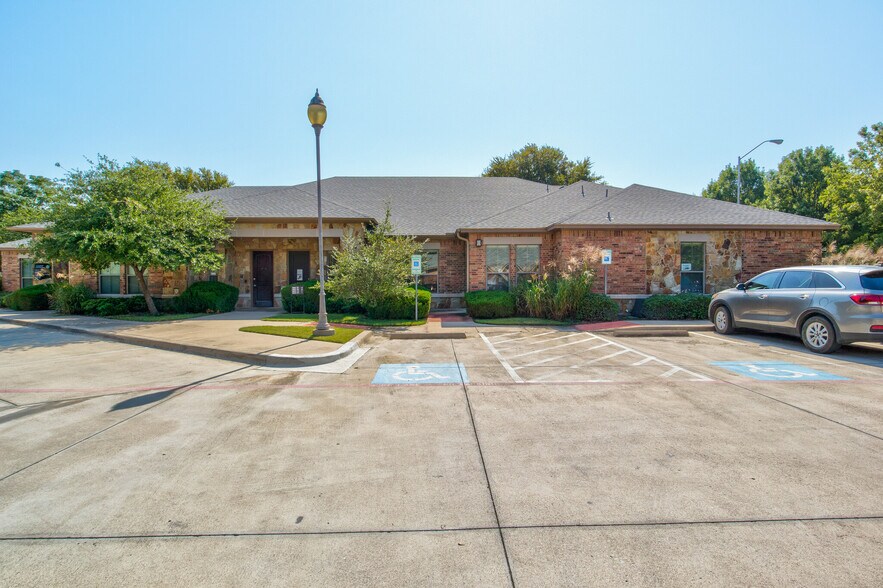 More Photos Of 7633 Bellaire Dr S, Fort Worth Medical For Sale