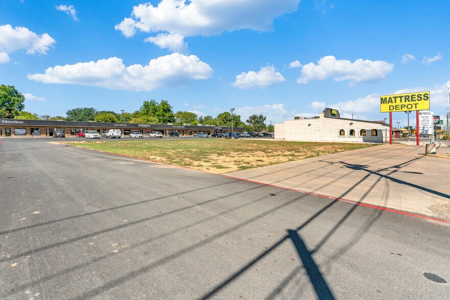 More Photos Of 702-736 S Saginaw Blvd, Fort Worth Unknown For Lease