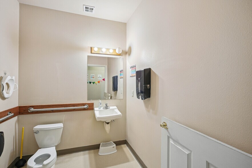 More Photos Of 81 Freeman Ct, Central Point Office For Sale