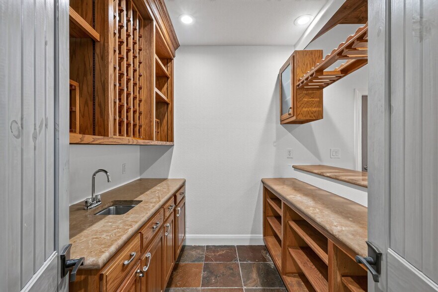 More Photos Of 2234 Highway 90 w, Castroville Flex For Sale