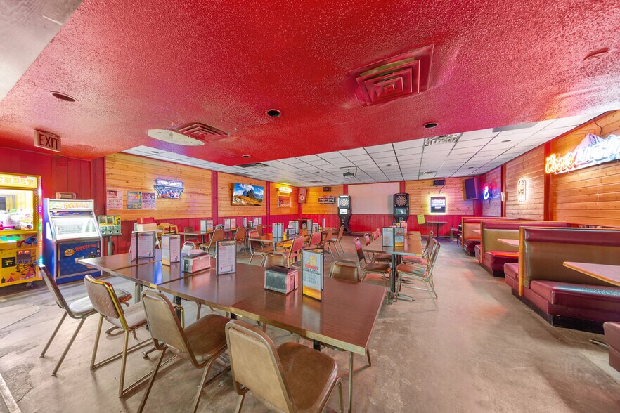 More Photos Of 209 N 5th Ave E, Truman Freestanding For Sale