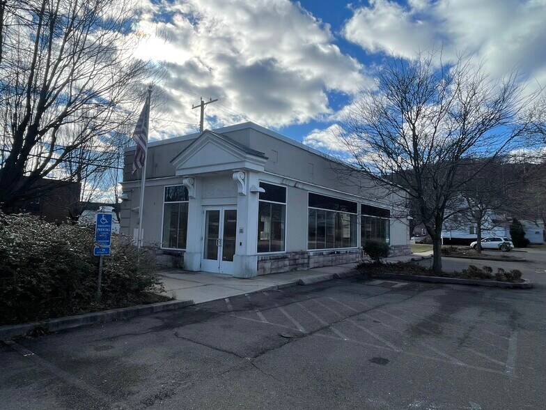 More Photos Of 176 Amity Rd, Woodbridge Bank For Lease