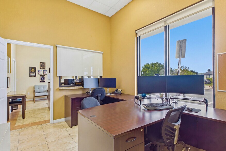 More Photos Of 1010 NE 9th St, Cape Coral Office For Sale
