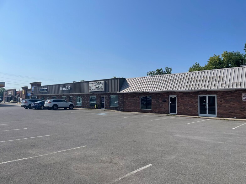 More Photos Of 2212-2218 Madison St, Clarksville General Retail For Lease