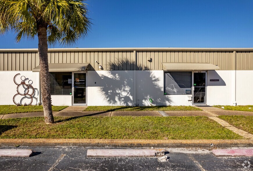 More Photos Of 1621 W University Pky, Sarasota Warehouse For Lease