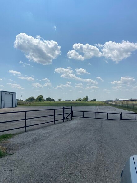 More Photos Of 4017 Windmill Rd, Cleburne Warehouse For Lease