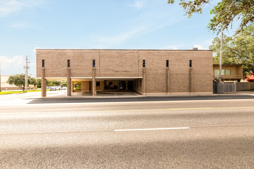 More Photos Of 208 E Houston St, Beeville Office For Sale