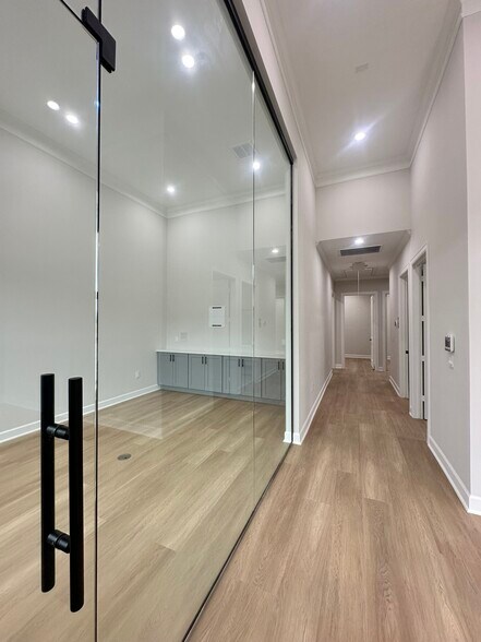 More Photos Of 1325 Main St, Katy Medical For Lease