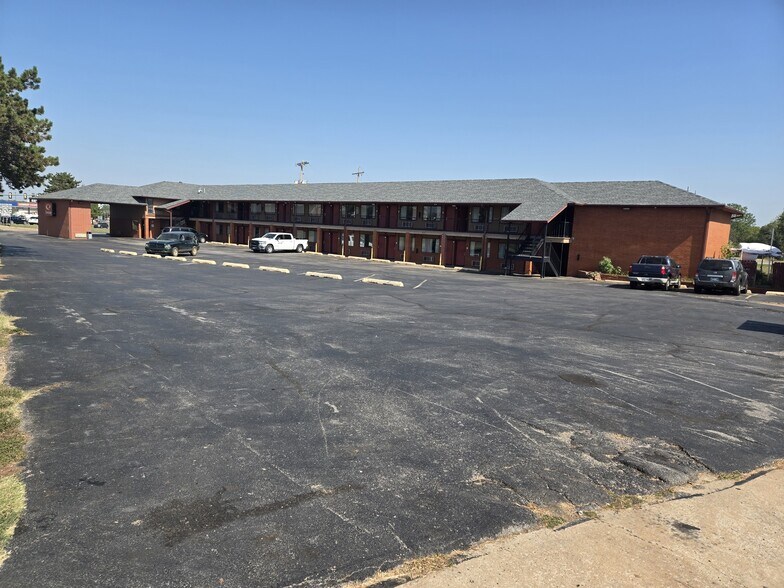 More Photos Of 2122 S Ok-74 Hwy, Purcell Hotel For Sale