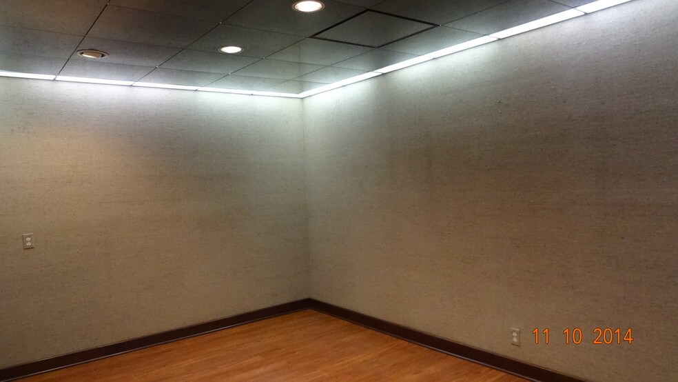 More Photos Of 18747 Sherman Way, Reseda Office For Lease