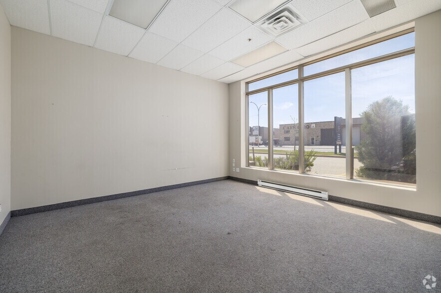More Photos Of 9175-9225 Boul Langelier, Montréal Warehouse For Lease