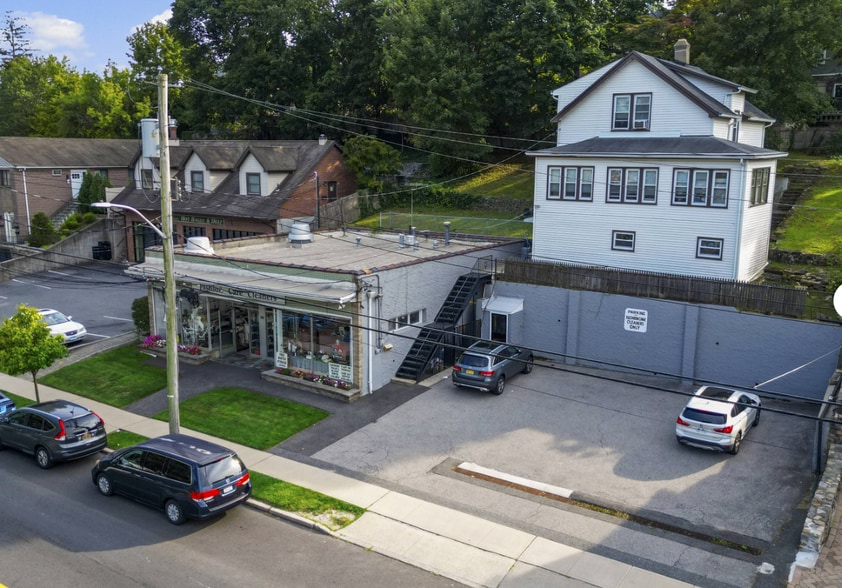 Primary Photo Of 96-98 Brook St, Scarsdale General Retail For Sale
