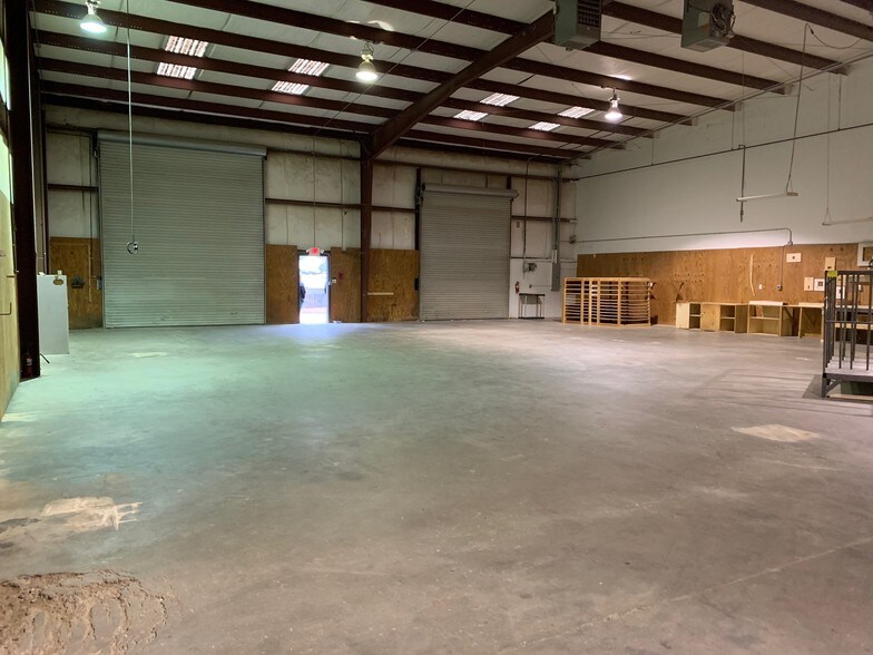 More Photos Of 126 Peach State Ct, Tyrone Warehouse For Lease