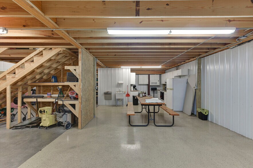 More Photos Of 108 Prides Way, Lexington Light Distribution For Sale