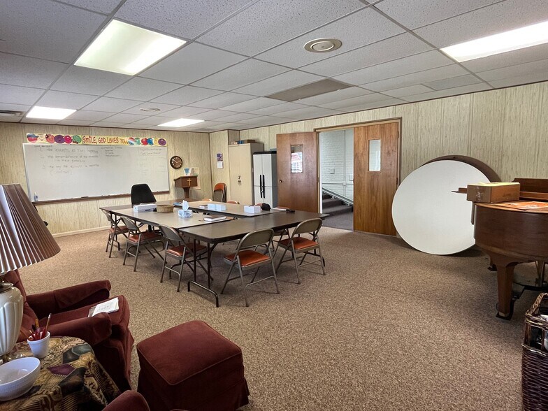 More Photos Of 8400 Park Ave, Allen Park Religious Facility For Lease