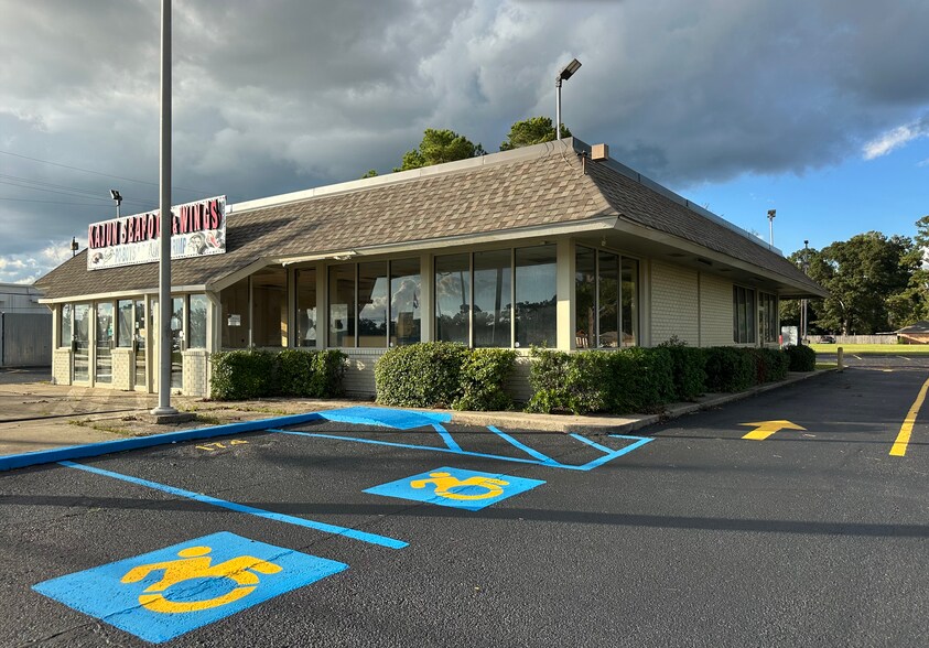 Primary Photo Of 11875 Florida Blvd, Baton Rouge General Retail For Lease