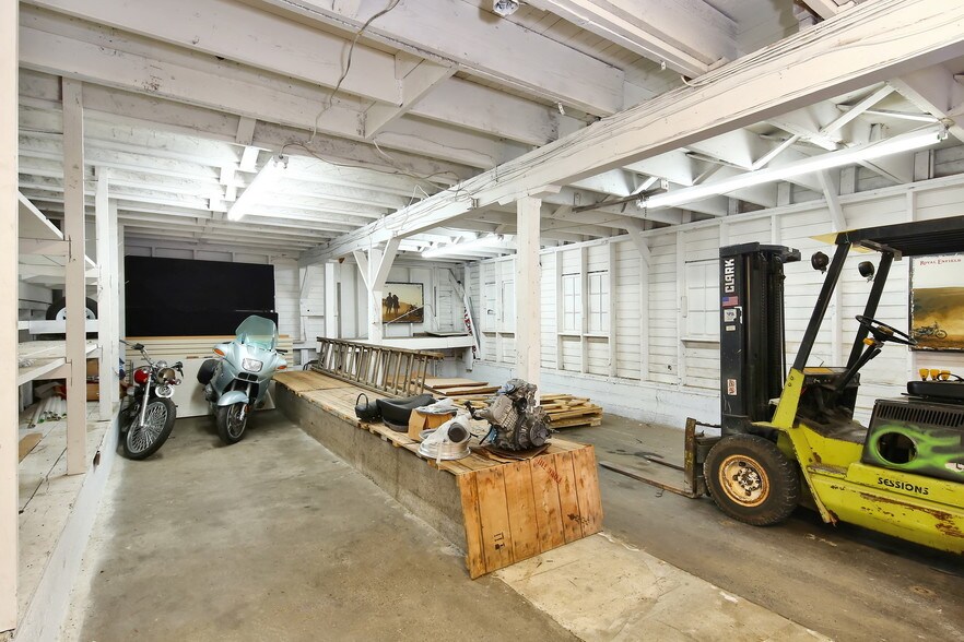 More Photos Of 120 W Smith Rd, Bellingham Service For Sale