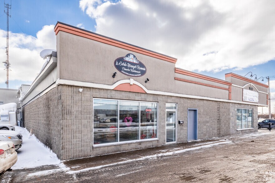More Photos Of 1964-1990 Boul Saint-Elzéar O, Laval Storefront For Lease