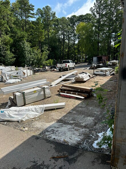 More Photos Of 807 Center St, Apex Warehouse For Lease