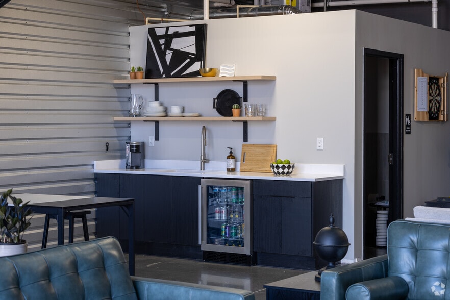 More Photos Of 5705-5725 Stables Way, Alpharetta Showroom For Lease