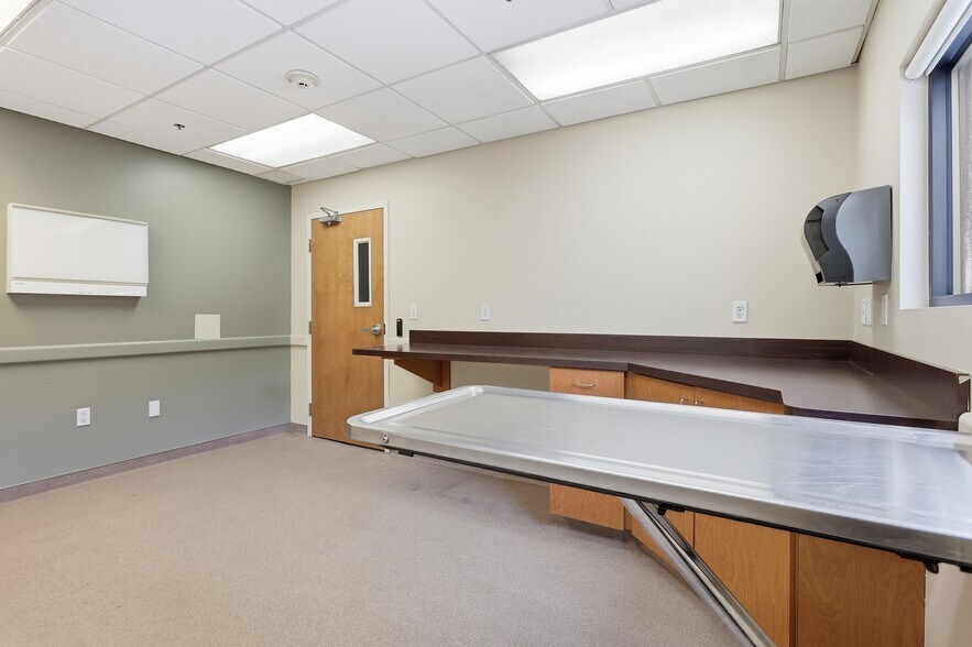 More Photos Of 180 Bear Hill Rd, Waltham Flex For Sale
