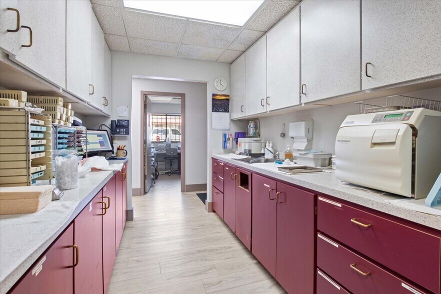 More Photos Of 19230 SE McLoughlin Blvd, Gladstone Medical For Sale