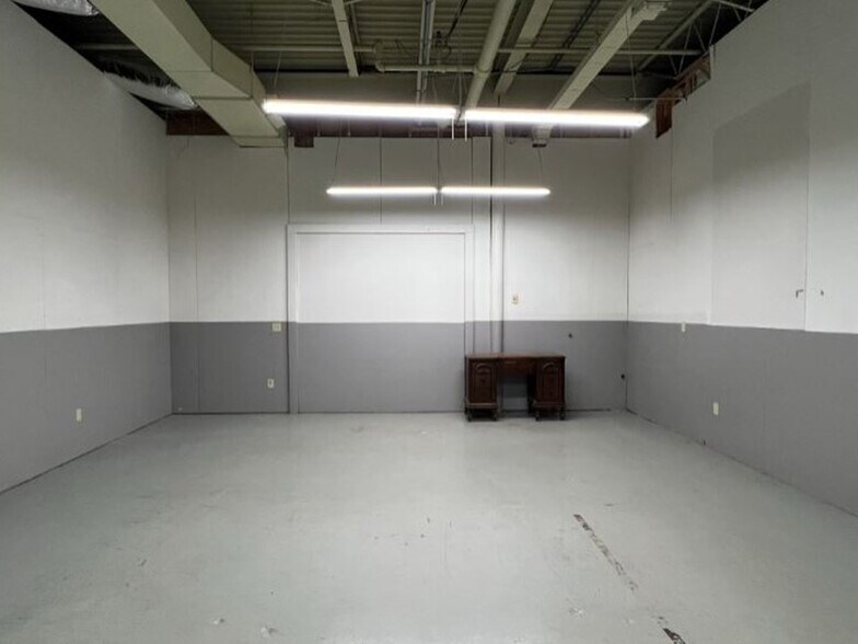 More Photos Of 2800-2860 W 21st St, Erie Office For Lease