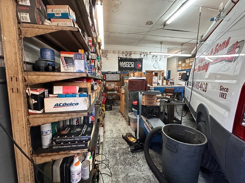 More Photos Of 105 E Hill St, Louisville Auto Repair For Sale