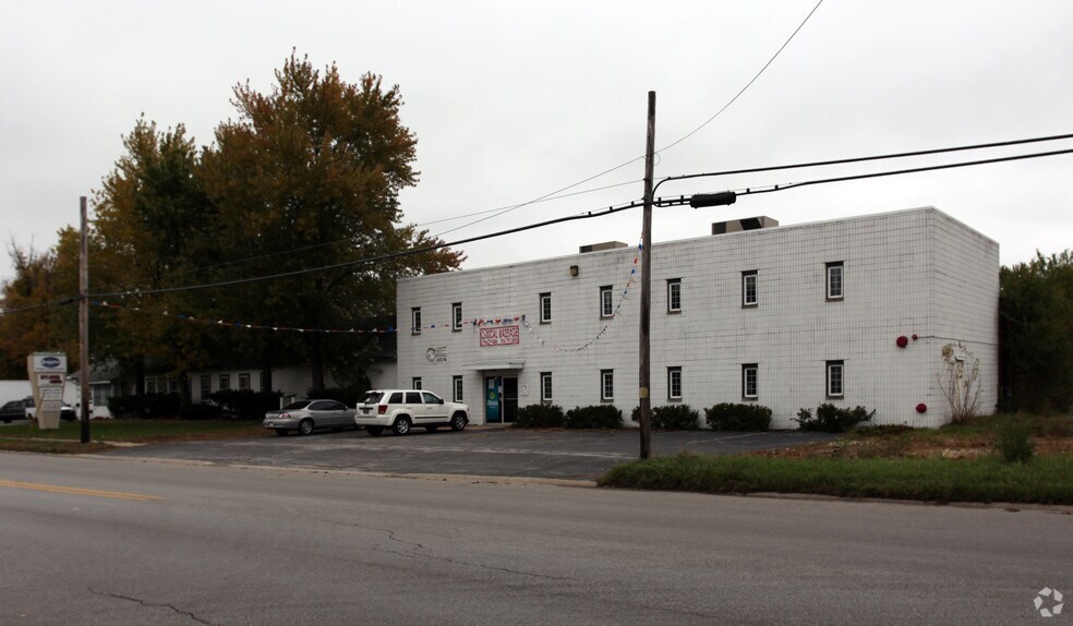 More Photos Of 301-305 N Colfax St, Griffith Flex For Lease