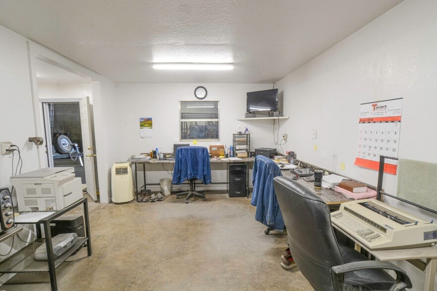More Photos Of 1117 N Avenue T, Lubbock Warehouse For Sale