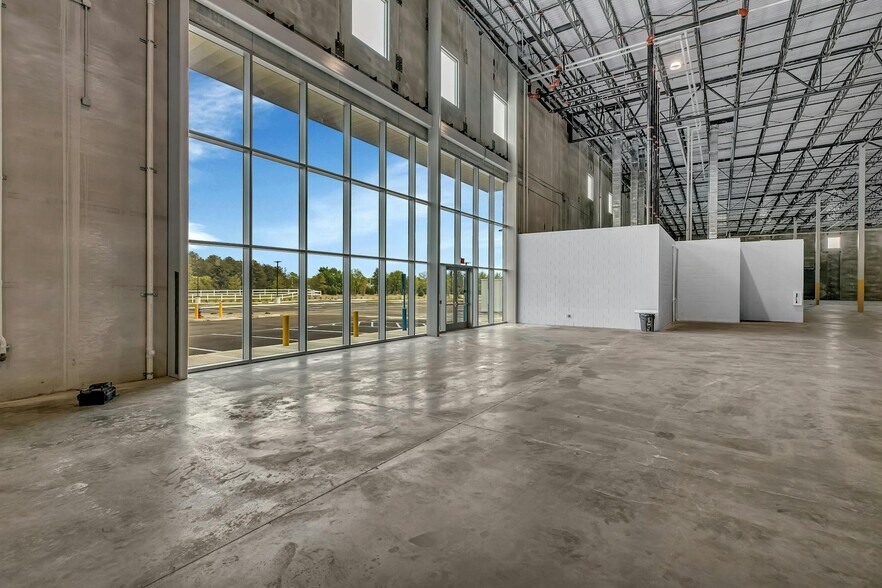 More Photos Of Long Island Expy @ Sills Rd, Medford Distribution For Lease