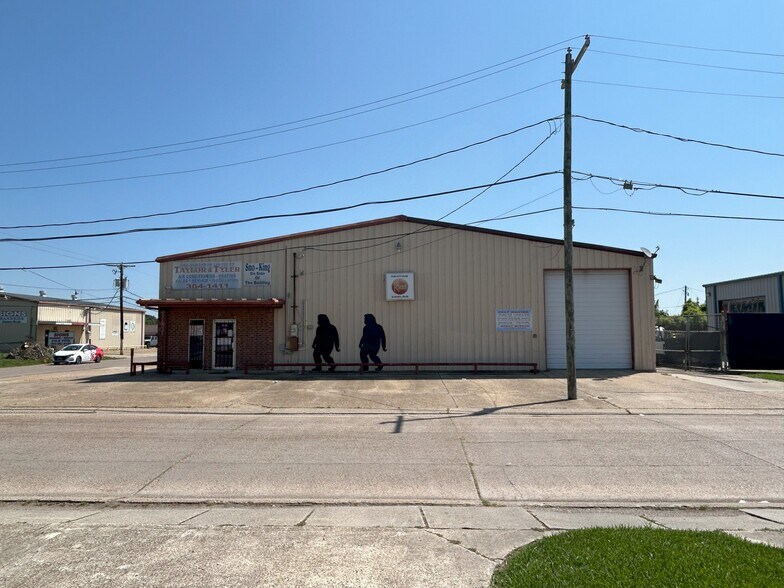 More Photos Of 2301 Brooklyn Ave, Harvey Light Manufacturing For Lease
