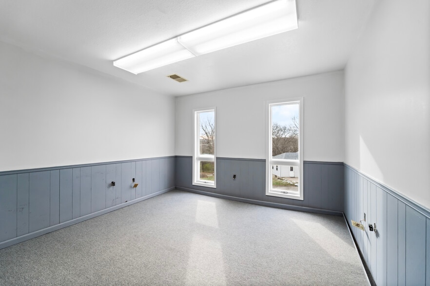 More Photos Of 209 W Main St, Linn Warehouse For Sale