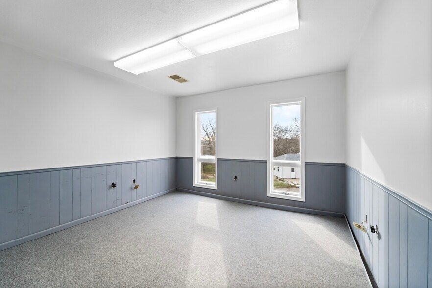 More Photos Of 209 W Main St, Linn Warehouse For Sale