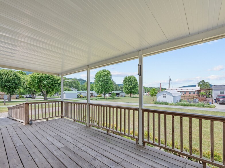 More Photos Of 25 Lester Ln, Waynesville Flex For Sale