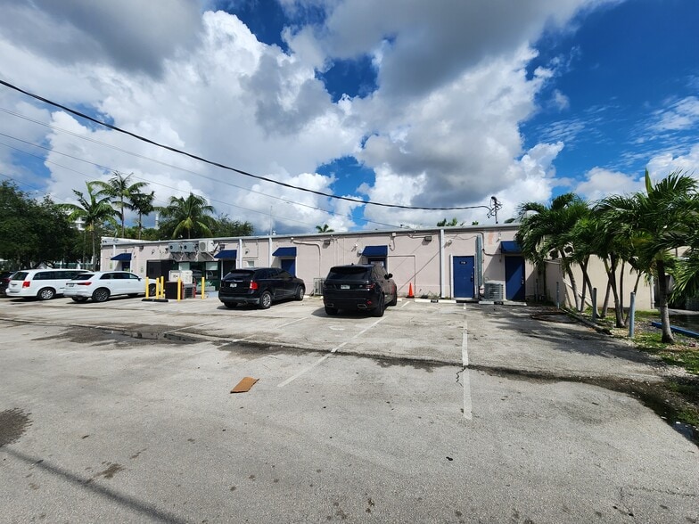 More Photos Of 708-718 SE 17th St, Fort Lauderdale Storefront Retail Office For Lease