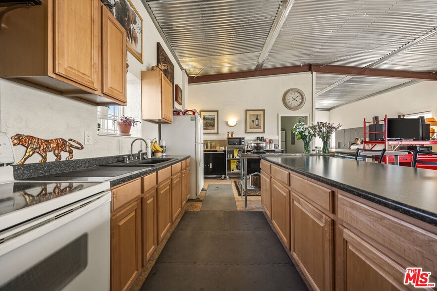 More Photos Of 9025 Camp Rock Rd, Lucerne Valley Veterinarian Kennel For Sale