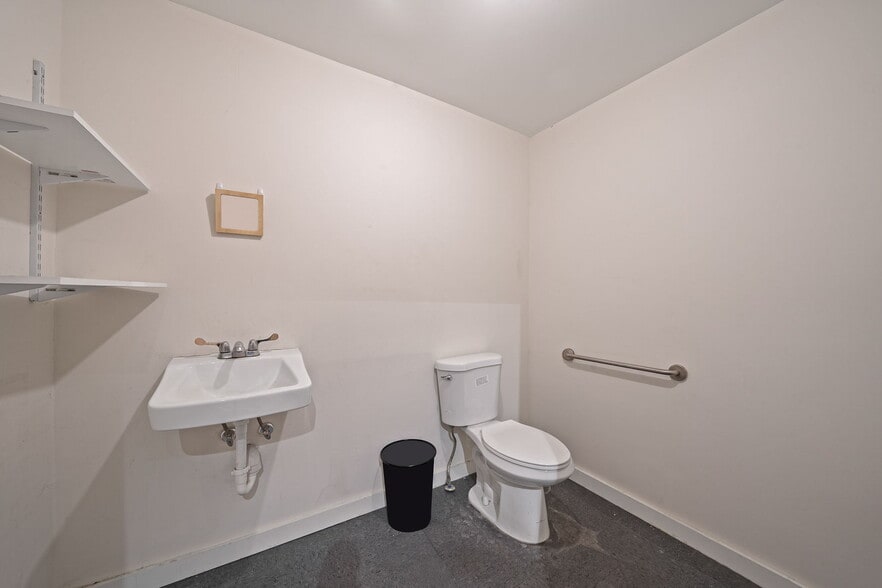 More Photos Of 136-138 Main St, Greenport Storefront Retail Residential For Sale