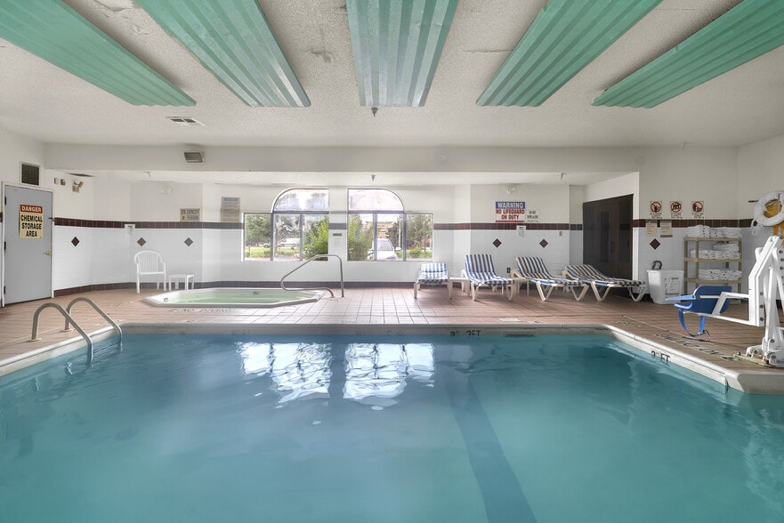 More Photos Of 220 Caravan Dr, Elkhart Hotel For Sale