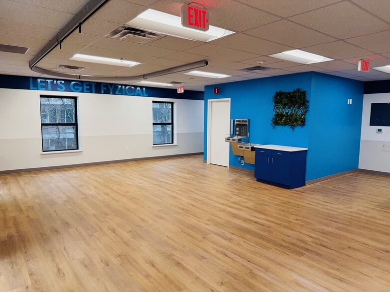 More Photos Of 603 W Broad St, Falls Church Storefront Retail Office For Lease