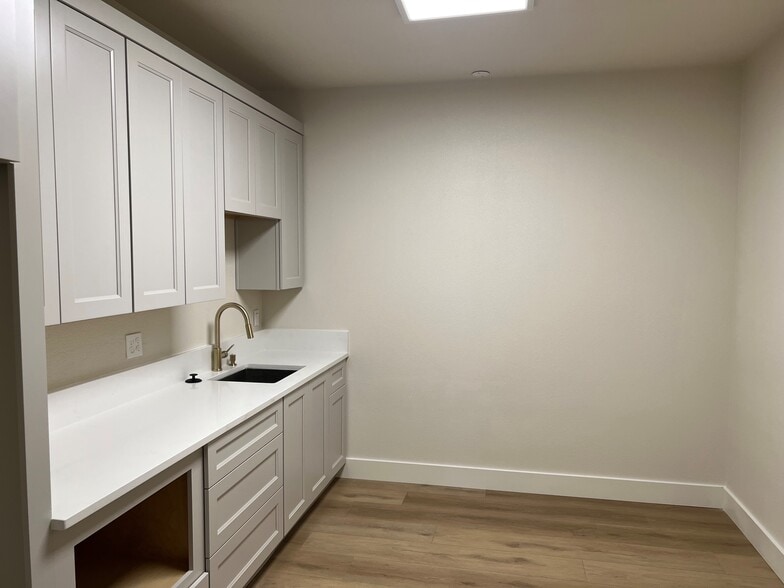 More Photos Of 199 E 52nd St, Garden City Warehouse For Lease