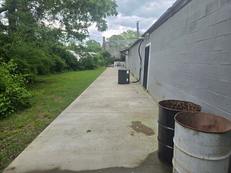 More Photos Of 124 W Winchester St, Gallatin Light Manufacturing For Lease