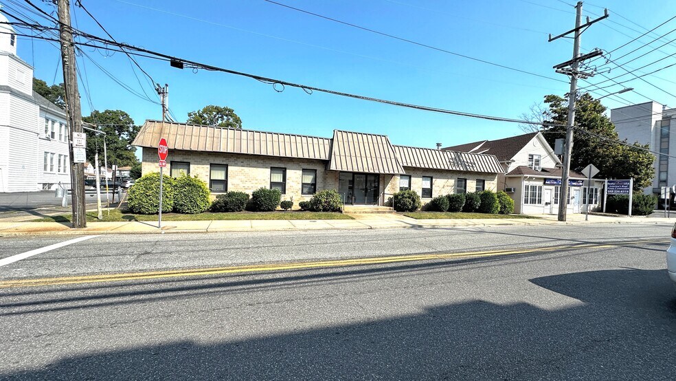 Primary Photo Of 1991 Smith St, Merrick Medical For Sale