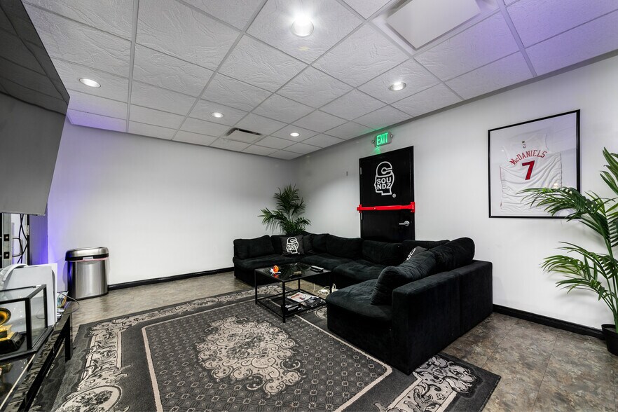 More Photos Of 6900 Melrose Ave, Los Angeles General Retail For Lease